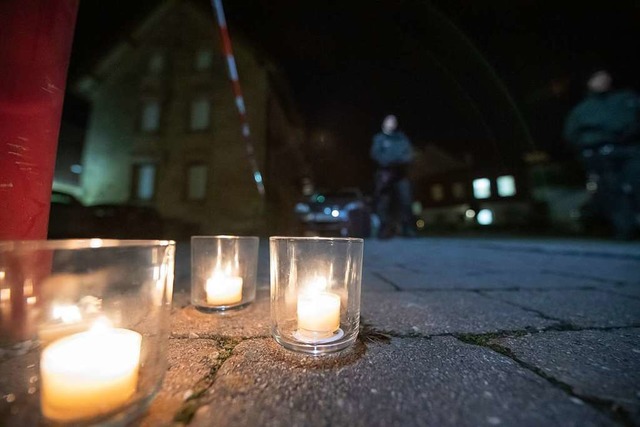 Nach Schssen in Rot am See im Nordost...Menschen Kerzen am Tatort aufgestellt.  | Foto: Tom Weller (dpa)