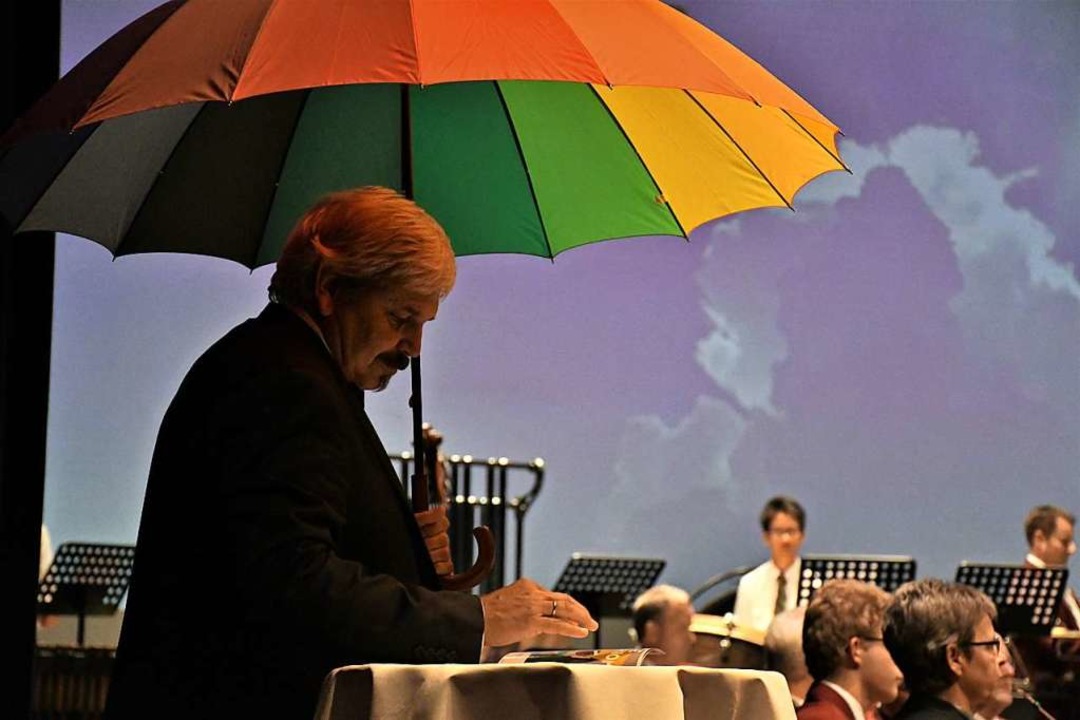 Dirigent Ulrich Winzer hatte vorsorglich den Regenschirm dabei.  | Foto: Barbara Ruda