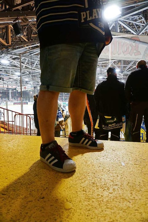 Hartgesottene Fans in der Eishalle  | Foto: Joshua Kocher