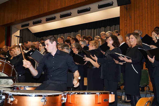 110 Snger und Sngerinnen fllten mit der Kraft ihrer Stimmen die Halle  | Foto: Silke Hartenstein