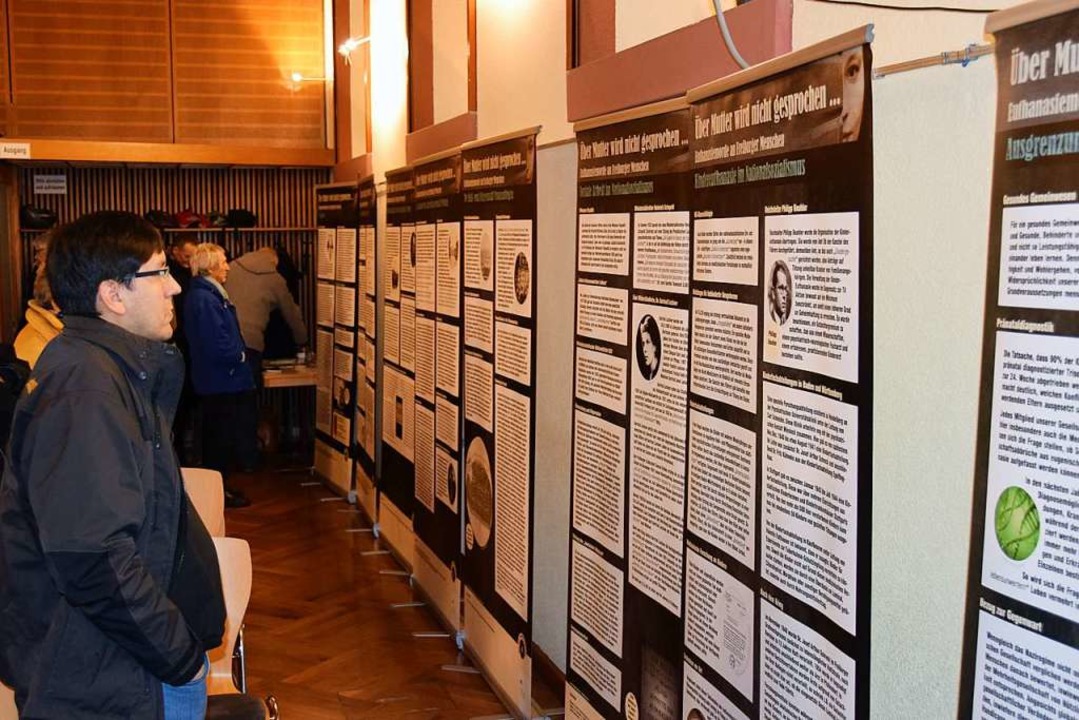 Eine Ausstellung der Freiburger Hilfsg...n Menschen aus Freiburg vor 80 Jahren.  | Foto: Kai Kricheldorff