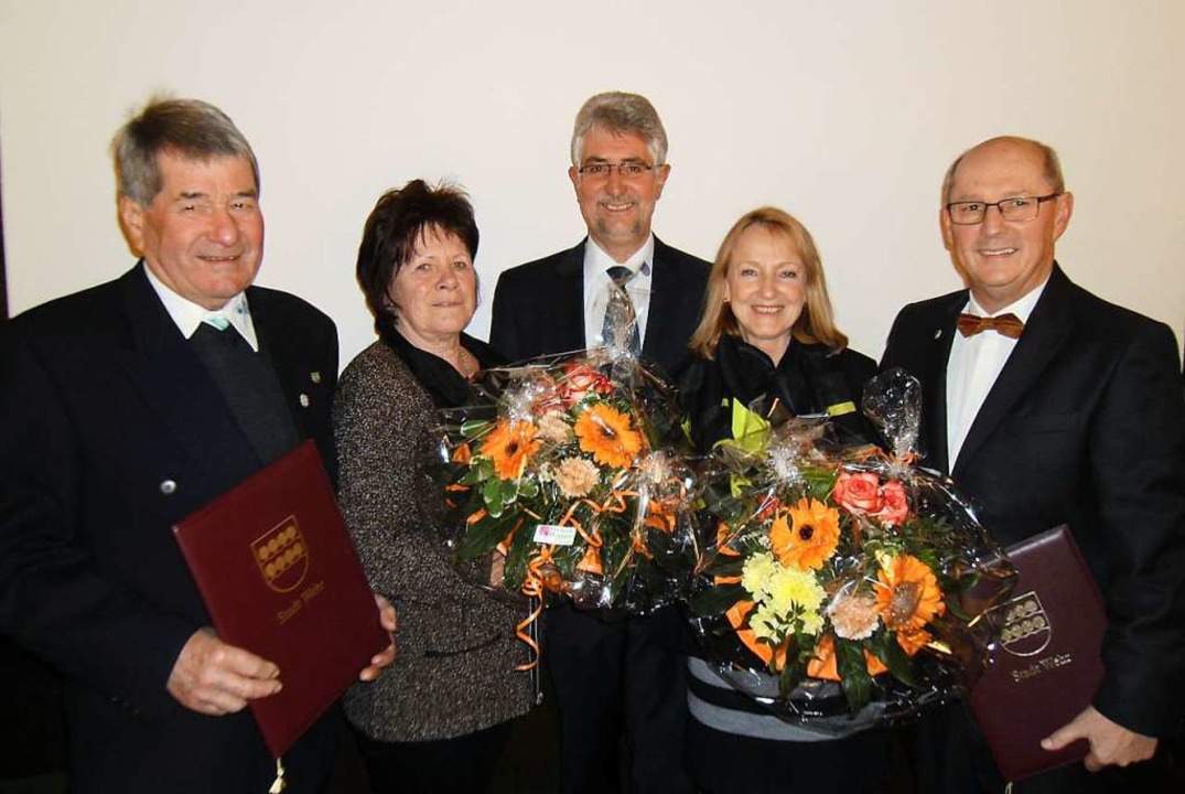 Nach der Verleihung der Ehrenmedaille ... Mulflur und Eugen Mulflur (von links)  | Foto: Ernst Brugger