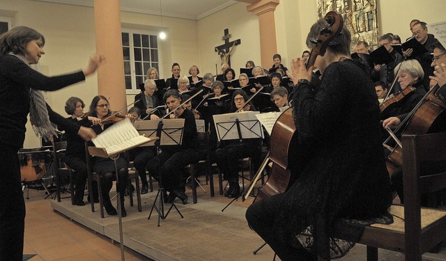 Der Kirchenchor Binzen lud am Samstag ...e Schnabel (links) feinfhlig leitete.  | Foto: Regine Ounas-Krusel