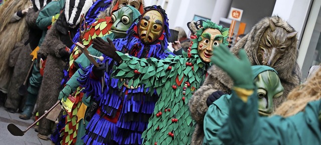 Per Polonaise zogen die Narren am Samstag durchs Stdtle.   | Foto: Christoph Breithaupt