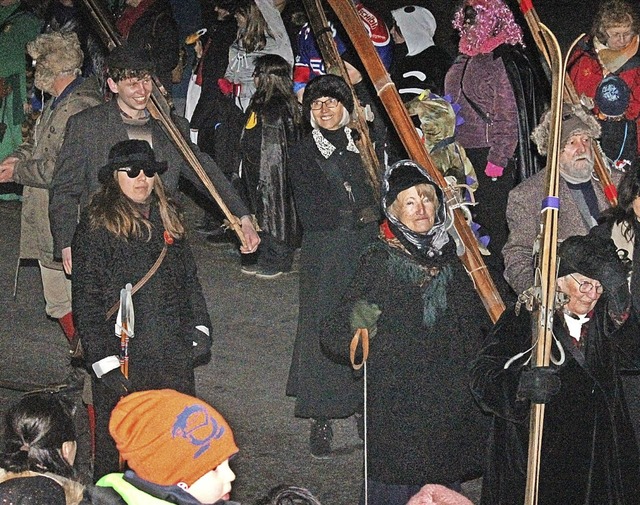 Als Skifahrergruppe von anno dazumal zog der  Heimatverein  im Nachtumzug mit.   | Foto: Cornelia Liebwein