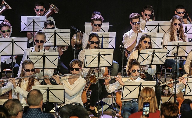 Cool mit Sonnenbrille: die Bigband des Ettenheimer Gymnasiums   | Foto: Sandra Decoux-Kone