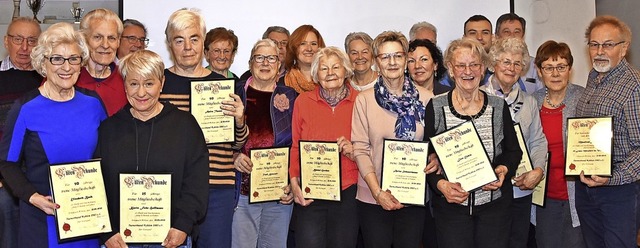 Die geehrten Mitglieder des Turnerbund... ihnen  entgegengebrachte Anerkennung.  | Foto: Heinz und Monika Vollmar