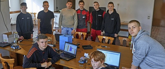 Die Technikgruppe der Abschlussklasse ...) kleine Roboter programmieren lernen.  | Foto: Julia Becker