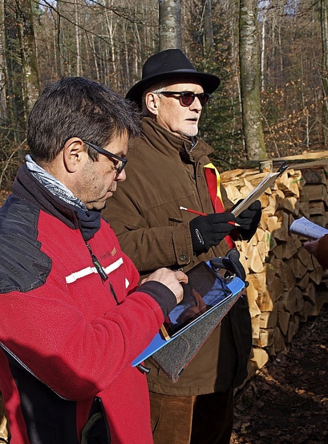 Frster Markus Dischinger (links) und  Auktionator Gnter Schlecht  | Foto: Paul Schleer