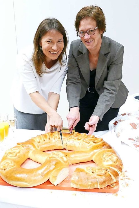 Brgermeisterin Meike Folkerts und Nik...der Vita  beim Anschneiden der Brezel.  | Foto: Tanja Bury