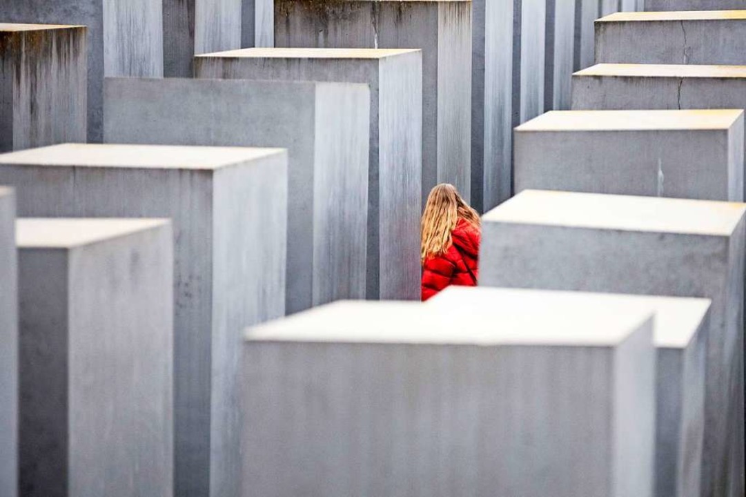 Das Mahnmal für die er mordeten Juden ... wird auf den Stelen auch gepicknickt.  | Foto: Christoph Soeder (dpa)