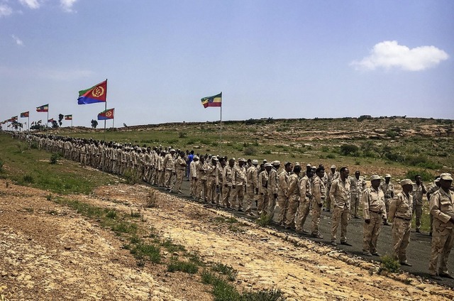 Eritreische Soldaten warten im Septemb...ich der Wiederffnung eines bergangs.  | Foto: STRINGER