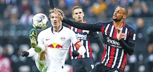 Leipzigs Spieler Marcel Sabitzer (link...rter Djibril Sow kmpfen um den Ball.   | Foto: Uwe Anspach (dpa)
