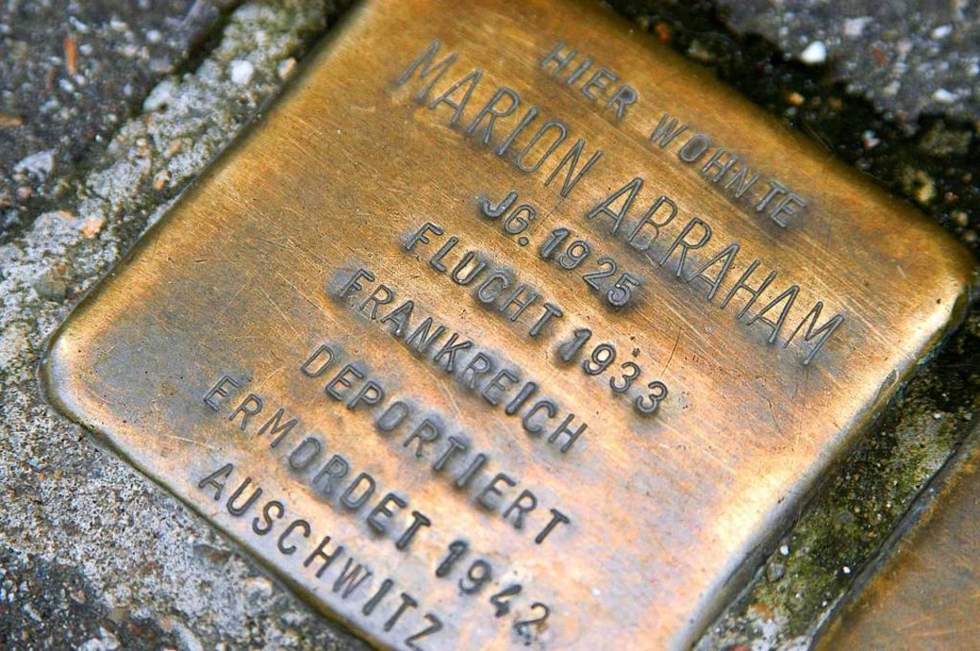 Ein Stolperstein vor der Sedanstrae 6...vor 75 Jahren wurde das Lager befreit.  | Foto: Thomas Kunz