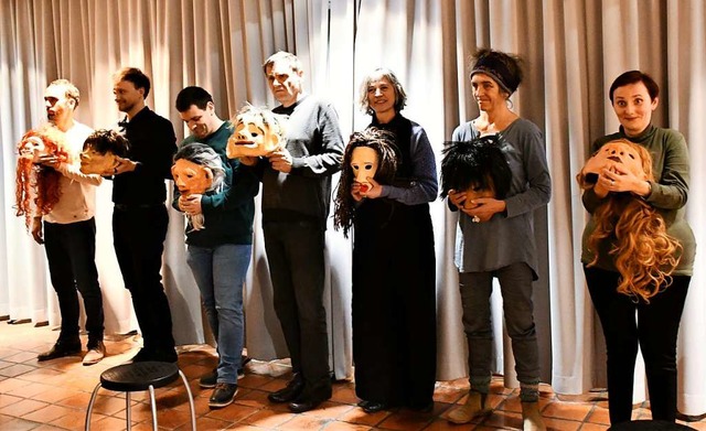 Die Mitglieder des  Maskentheaterensem...urg erweckten  ihre  Masken zum Leben.  | Foto: Barbara Ruda