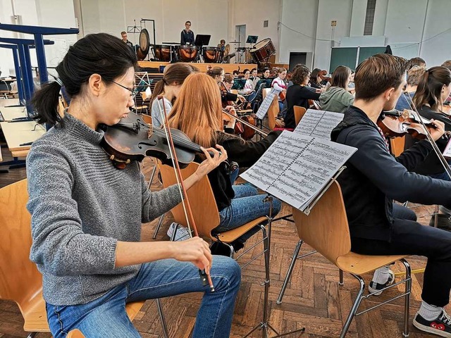 Das Freiburger Studierenden-Orchester bei der Probe.  | Foto: Lisa Gllert