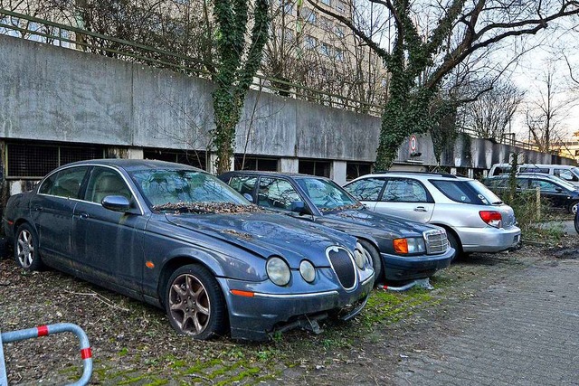 Zahlreiche Fahrzeuge fahren nicht mehr...tz, auch ein Jaguar und ein Mercedes .  | Foto: Michael Bamberger