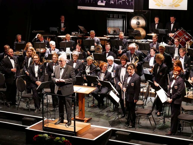 Die Stadtmusik Bad Sckingen gab am Wo... Vorgnger Heinz-Georg Linke wrdigte.  | Foto: Michael Gottstein