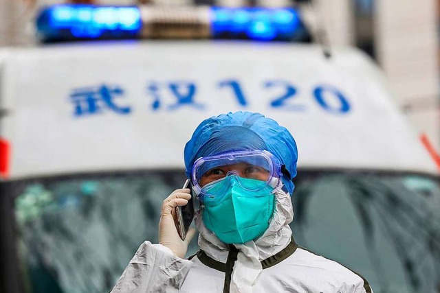 Eine Krankenschwester in Schutzkleidun...men am Wochenende deutlich verschrft.  | Foto: Uncredited (dpa)