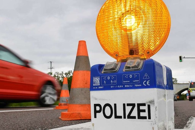 Symbolbild: Die Verkehrspolizei Freibu...serbischen Lkw aus dem Verkehr gezogen  | Foto: Hendrik Schmidt (dpa)