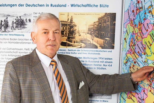 Jakob Fischer zeigt auf die Region, au...Er ist Projektleiter der  Ausstellung.  | Foto: FINCK FOTO/Veranstalter