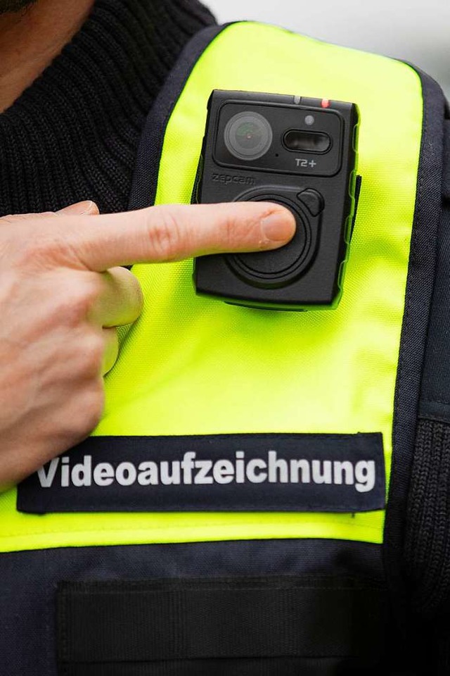 In dem Verfahren werden Aufzeichnungen der Bodycams als Beweismittel gezeigt.  | Foto: Friso Gentsch (dpa)