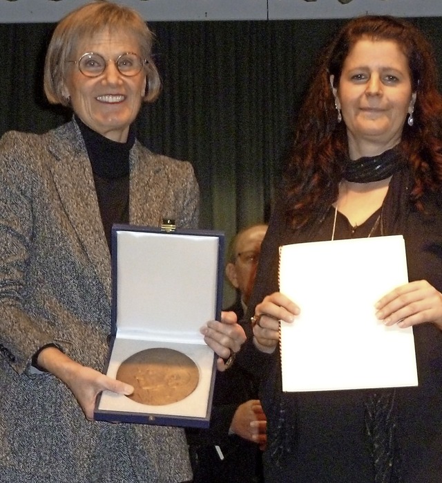 Mit der  Zelter-Plakette zeichnete Lan...elyne Pfefferle Medaille und Urkunde.   | Foto: Eberhard Gross