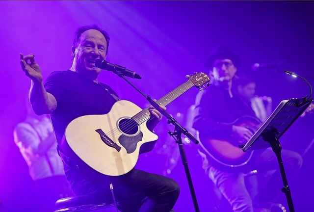 Frontmann Jimmy Gottschalk in der Reithalle, neben ihm Gitarrist Klaus Bayer.   | Foto: Christoph Breithaupt