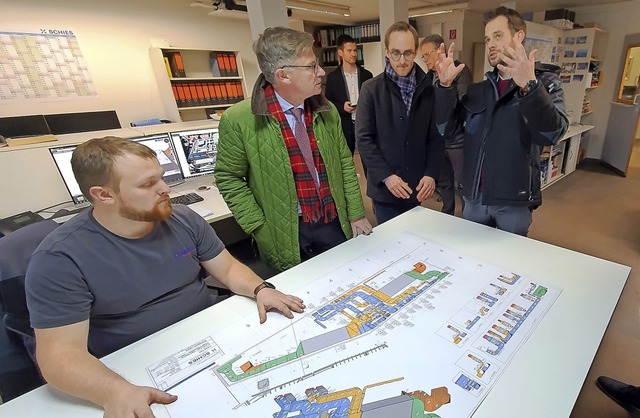 Juniorchef Andr Schies (rechts) erlu... Lftungsplanung fr ein Groprojekt.   | Foto: Julius Wilhelm Steckmeister