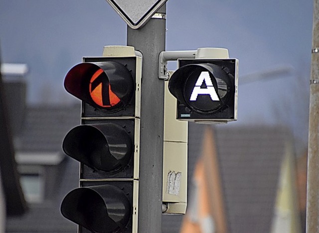 Das &#8222;A&#8220; an Ampeln in Walds...eigt, dass sich ein Linienbus nhert.   | Foto: Jennifer Moog