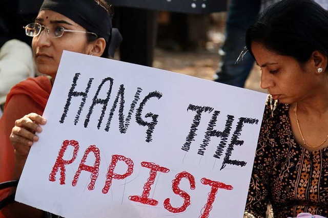 Demonstranten fordern die Todesstrafe fr die Vergewaltiger.  | Foto: Divyakant Solanki (dpa)