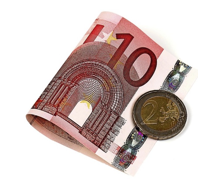 Zwlf Euro Mindestlohn pro Stunde fordern die Gewerkschaften.  | Foto: Klaus Eppele - stock.adobe.com