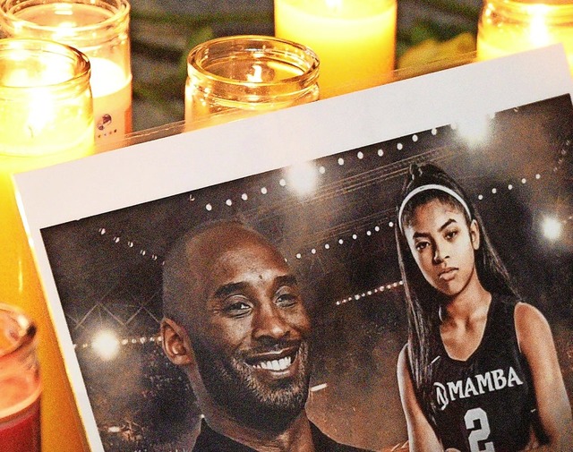 Mit Kerzen  erinnern Fans an Kobe Bryant.  | Foto: Michael Tullberg (AFP)