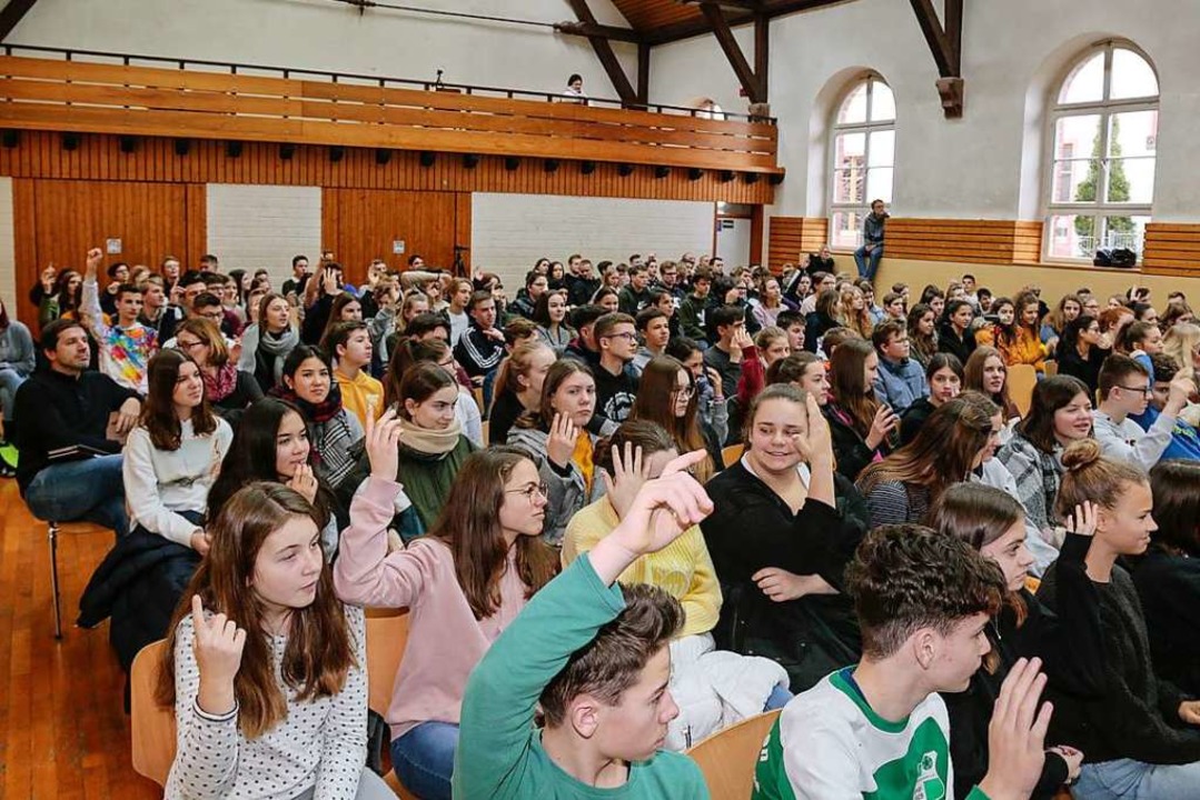 Per Handzeichen sollten die Schlerinn... welche Lieder sie fr rechts hielten.  | Foto: Sandra Decoux-Kone