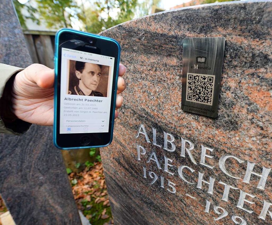 Erst scannen, dann trauern: Auf einem ...-Code auf einem Grabstein angesteuert.  | Foto: Bernd Weissbrod