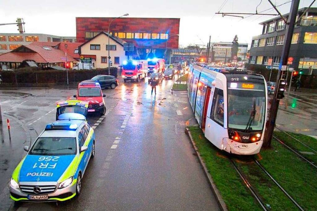 In der Merzhauser Strae ist es zu ein...iner Straenbahn der Linie 3 gekommen.  | Foto: Katastrophenschutz der Stadt Freiburg