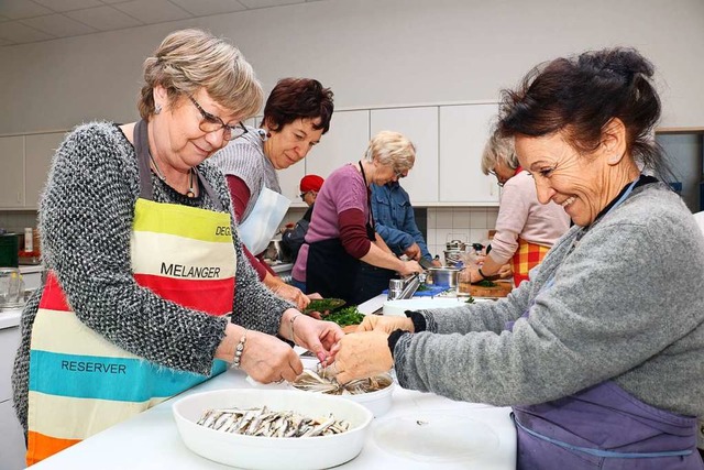 Mit viel Spa gingen die Teilnehmerinn...nzsischen Kochprojekts an die Arbeit.  | Foto: Christa Rinklin