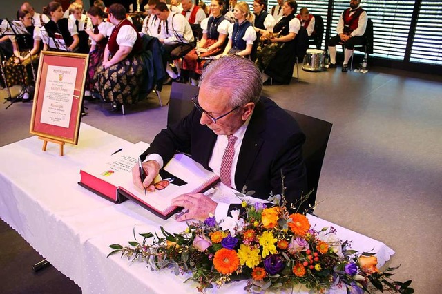 Im Anschluss an die Ehrung trug sich R... in das Goldene Buch der Gemeinde ein.  | Foto: Karin Hei