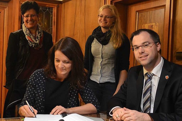 Patrizia Scianna Mnch unterschrieb  a...ina Walenciak von der Stadtverwaltung.  | Foto: Winfried Dietsche