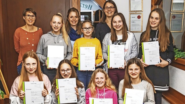 Jungmusikerinnen haben Leistungsabzeic... Trefzer, Samira Stoll und Mara Heer.   | Foto: Christiane Seifried