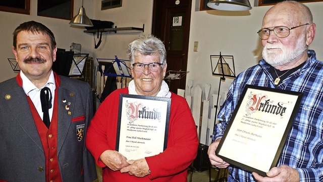 Vorsitzender Roland Wachtmeister ehrte... 40 und Ortwin Biermann fr 25 Jahre.   | Foto: Roland Vitt