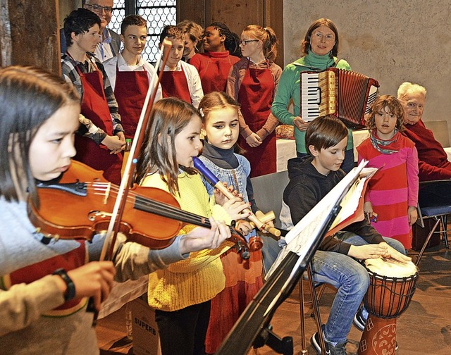 Das Kinderorchester der Jugendmusikschule unterhielt die Versammelten.  | Foto: Gerhard Lck