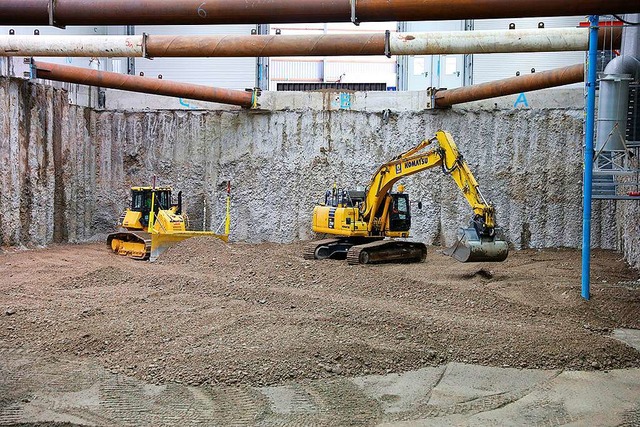 Schwere Baumaschinen bernehmen die Verteilung des eingebrachten Materials  | Foto: Pressefoto Roche