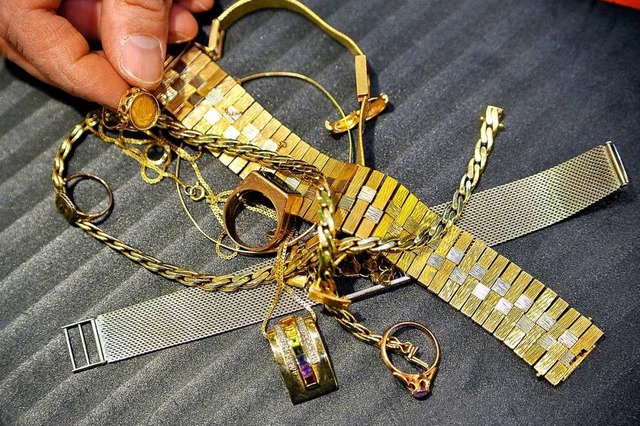 Goldschmuck wie diesen soll der Angekl... Mllheim verkauft haben (Symbolfoto).  | Foto: Thomas Kunz