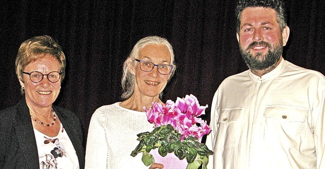Fr 30 Jahre als Chorleiterin wurde Ur...tzender Irmgard Baur und Pater Lukas.   | Foto: Ulrike Spiegelhalter