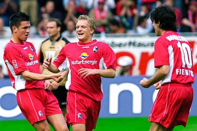 2. Mai 2003, zweite Bundesliga: Der Sp...SC wurde Meister und stieg wieder auf.  | Foto: Rolf Haid (dpa)