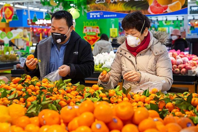 Bislang hat sich das Coronavirus vor a...in Supermarkt in Peking) ausgebreitet.  | Foto: Mark Schiefelbein (dpa)