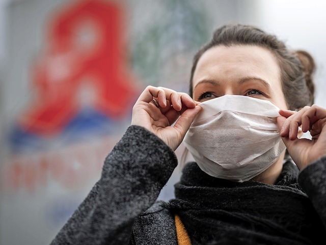 Die Nachfrage nach Atemmasken ist in deutschen Apotheken stark angestiegen.  | Foto: Fabian Strauch (dpa)