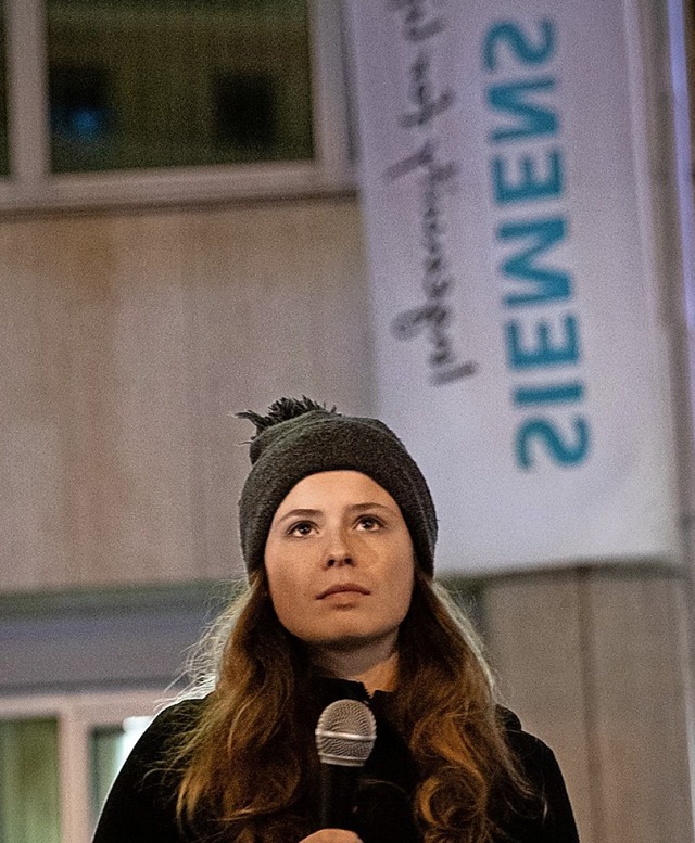 Klimaaktivistin Luisa Neubauer bei ein...or der Hamburger Siemens-Niederlassung  | Foto: Christian Charisius