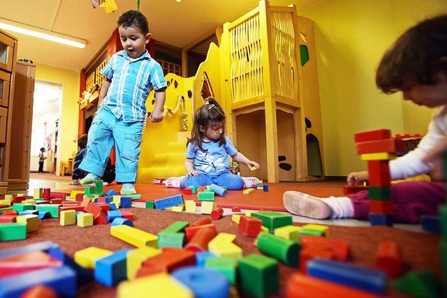 Im Frhjahr sollen zwei Kindergartengr...ie Umbauarbeiten laufen mit Hochdruck.  | Foto: Christian Charisius (dpa)